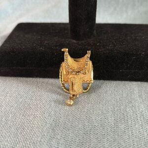 Gold Horse Saddle Scarf Holder